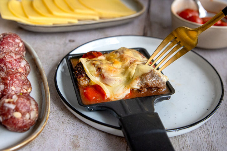 Raclette mit Hackfleischbällchen