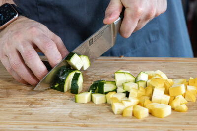Zucchini würfeln