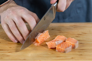Lachs würfeln