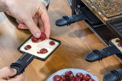 Kirschen auf die süßen Pancake Pfännchen geben