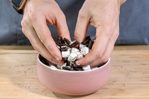Kekse und Marshmallows vermischen