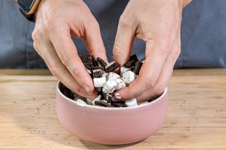 Kekse und Marshmallows vermischen