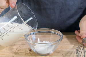 Milch dazugießen