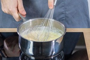 Vanillesauce verrühren