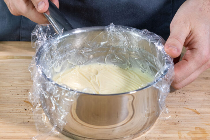 Sauce mit Frischhaltefolie abdecken