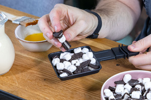 Oreos und Marshmallow in das Pfännchen geben