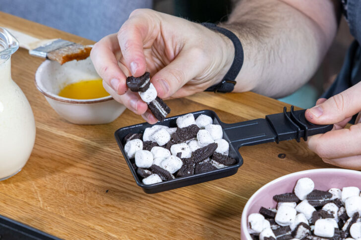 Oreos und Marshmallow in das Pfännchen geben