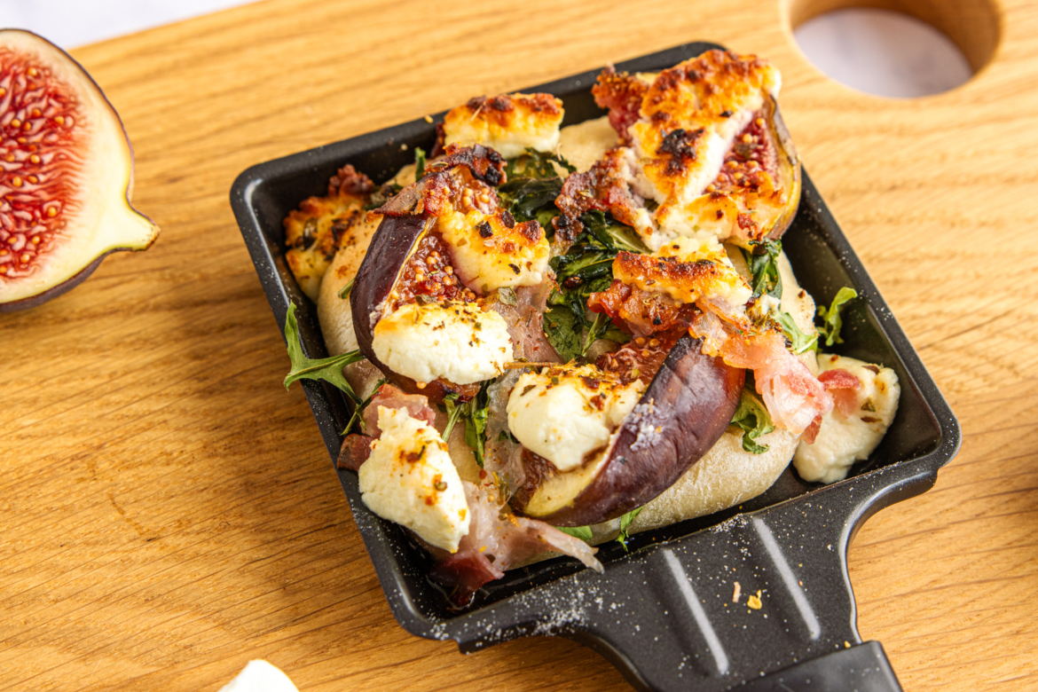 Raclette-Pizza mit Feige und Ziegenkäse