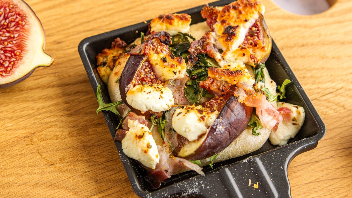 Raclette-Pizza mit Feige und Ziegenkäse