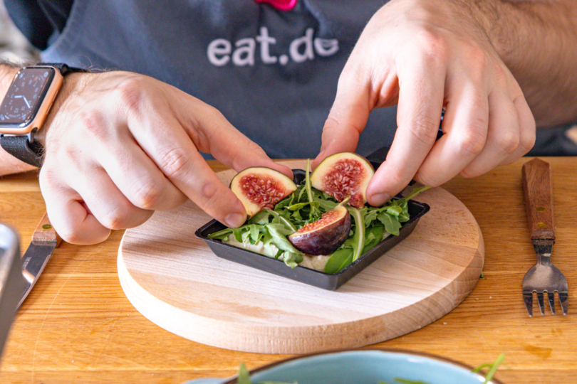 Raclette-Pizza mit Feigen belegen