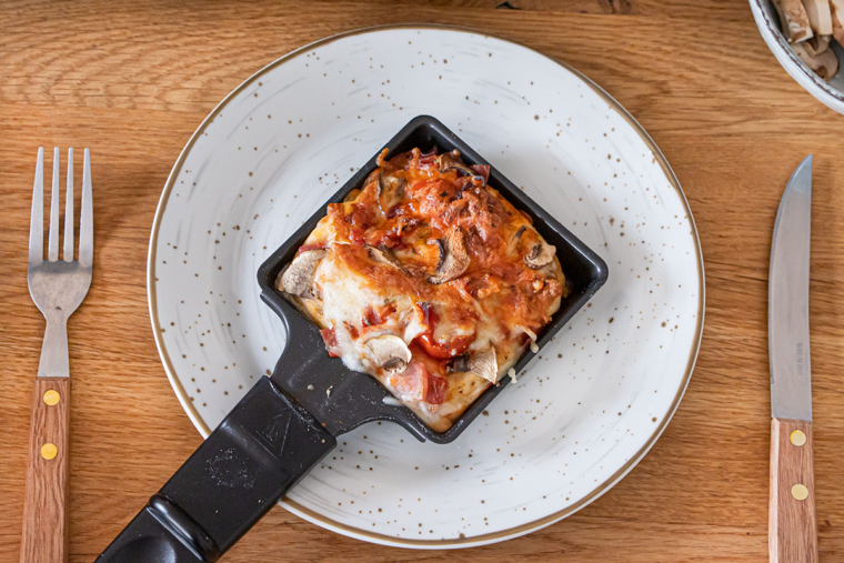 Raclette: Pizza Speziale mit Salami und Schinken | Rezept - eat.de