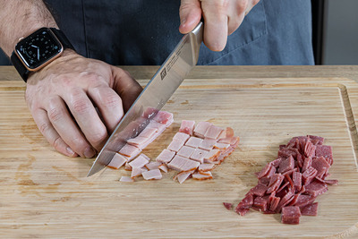 Schinken und Salami in Würfel schneiden