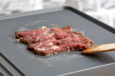 Rinderfilet auf dem Raclette scharf anbraten