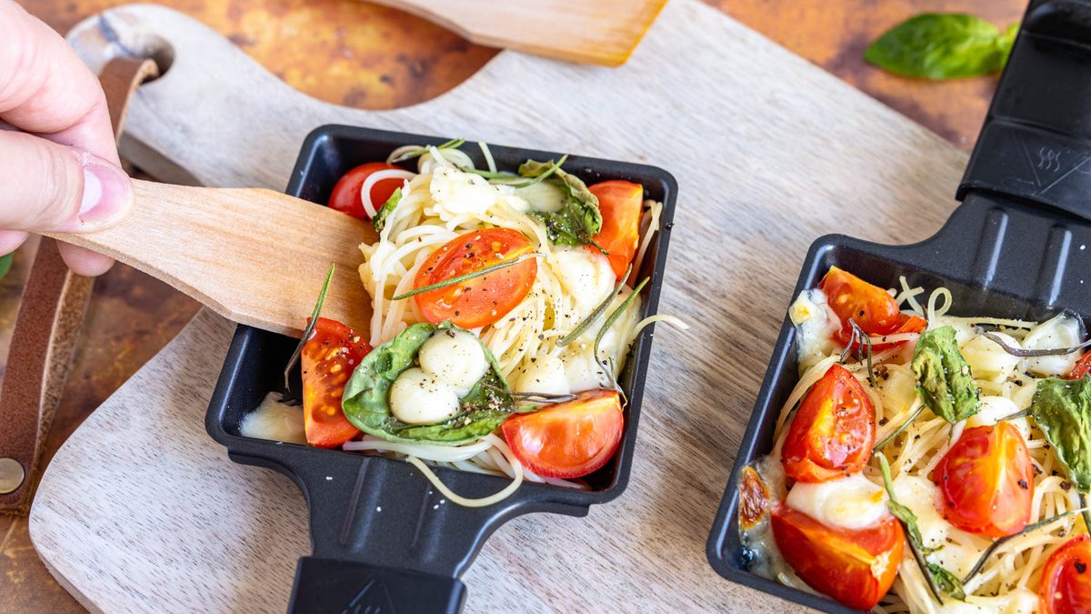 Raclette mit Spaghetti & Tomate-Mozzarella | Rezept - eat.de