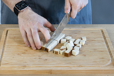 Tofu in Würfel schneiden