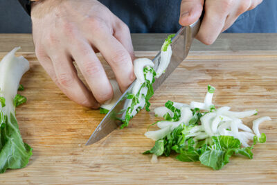 Pak Choi in Streifen schneiden