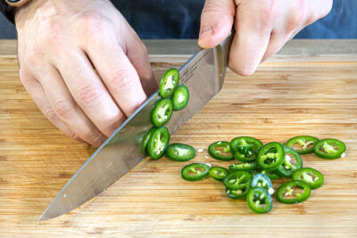 Jalapeños schneiden