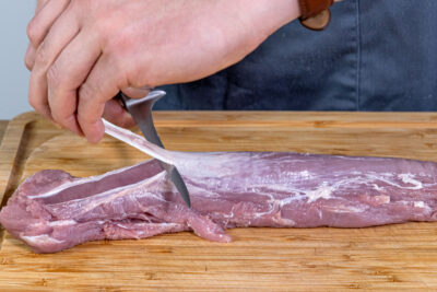 Für das Rahmgeschnetzelte zuerst das Fleisch von Fett und Sehnen befreien