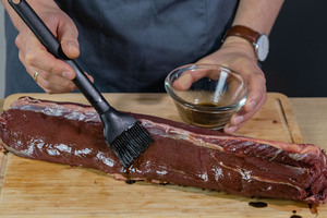 Rehrücken mit Marinade einstreichen