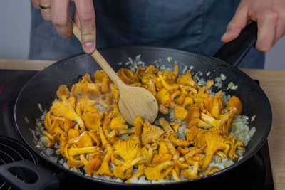 Zwiebel und Pfifferlinge anbraten