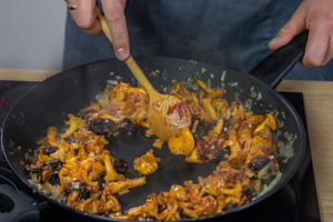Tomatenmark und Trockenpflaumen anbraten