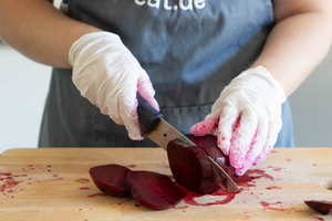 Rote Beete in Scheiben schneiden