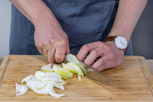 Zwiebel schneiden