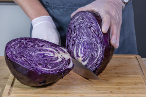 Rotkohl halbieren
