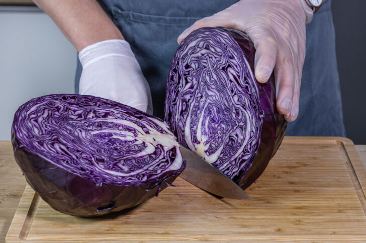 Rotkohl halbieren