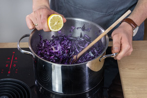 Mit Zitrone bleibt Rotkohl rot