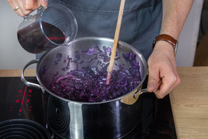 Rotwein dazugießen