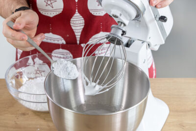 Puderzucker zur Royal Icing Eiweißspritzglasur geben