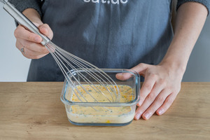 Eier, Milch und Kräuter verrühren