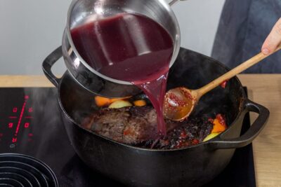 Sauerbraten mit der Marinade ablöschen