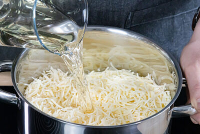 Weißwein zum Käse geben