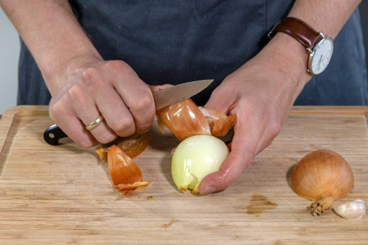 Zwiebel schälen