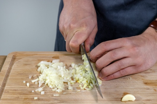Zwiebeln würfeln