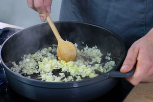 Zwiebeln und Knoblauch anschwitzen