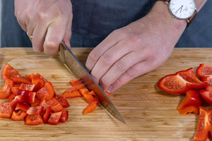 Paprika würfeln