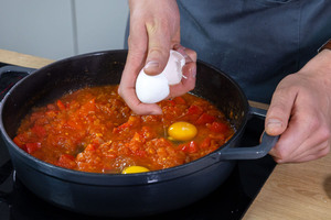 Eier in die Mulden schlagen