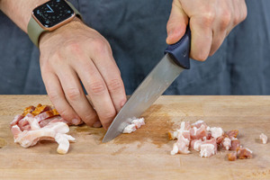 Guanciale in kleine Würfel schneiden