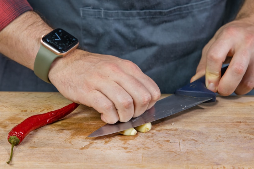 Knoblauch mit Messer andrücken