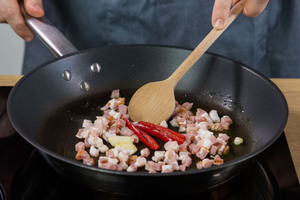 Speck, Knoblauch und Chili anrösten