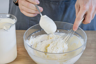 Sahne und Mascarpone mischen