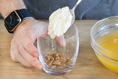 Mascarponemasse ins Glas geben