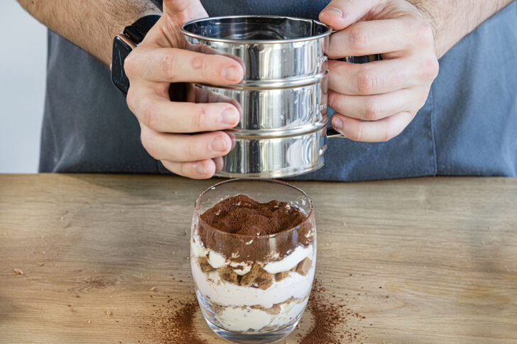 Spekulatius Tiramisu mit Kakao bestreuen