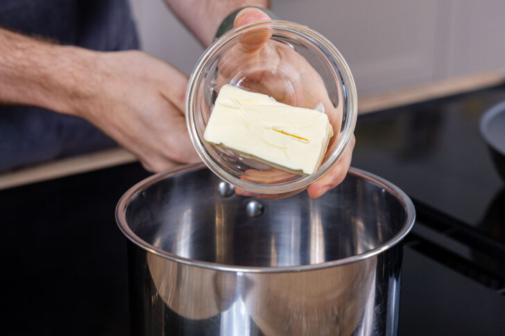 Butter in den Topf geben