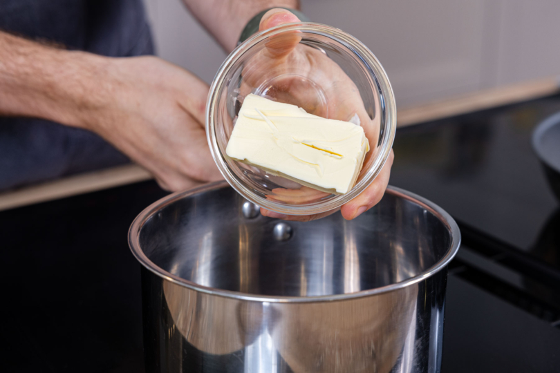 Butter in den Topf geben