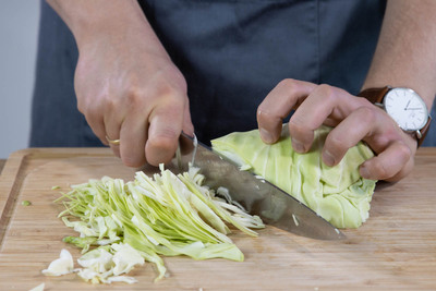 Spitzkohl in Streifen schneiden