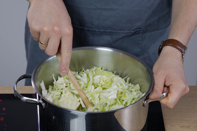 Spitzkohl im Topf mit Öl anbraten.